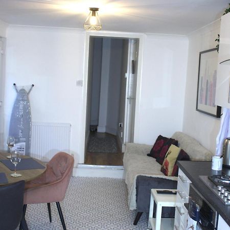 Two Bedroom Flat Near Transport & Shops London Exterior photo