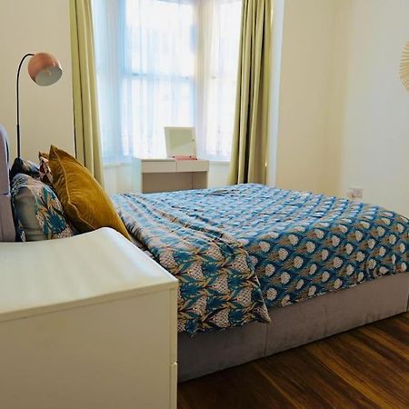 Two Bedroom Flat Near Transport & Shops London Exterior photo