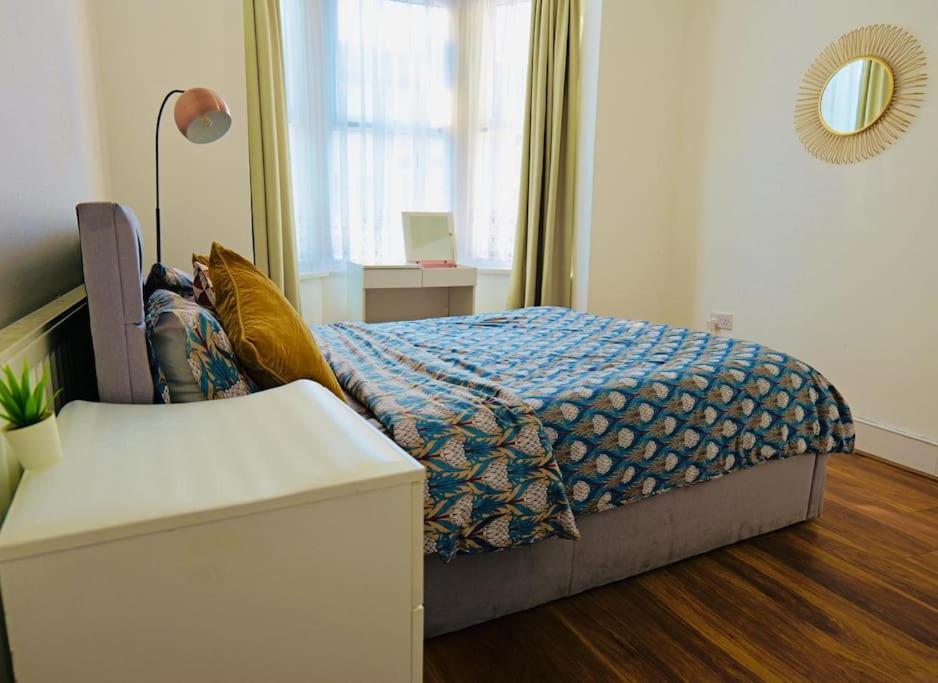 Two Bedroom Flat Near Transport & Shops London Exterior photo