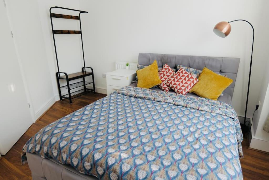 Two Bedroom Flat Near Transport & Shops London Exterior photo