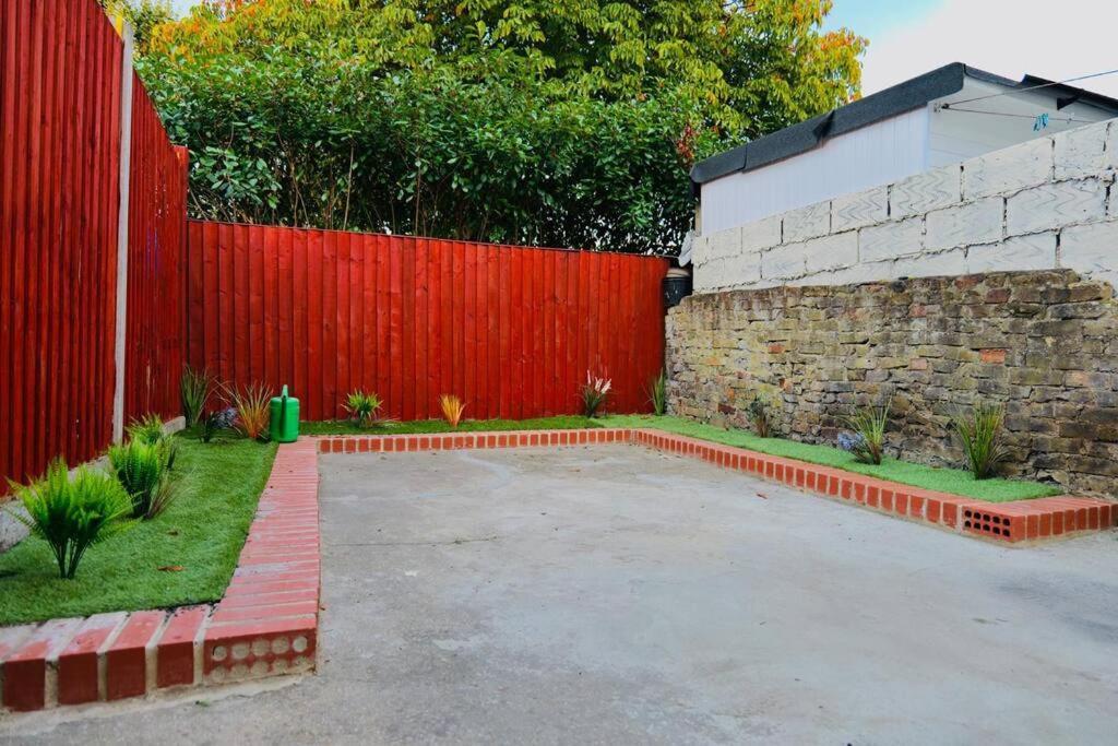 Two Bedroom Flat Near Transport & Shops London Exterior photo